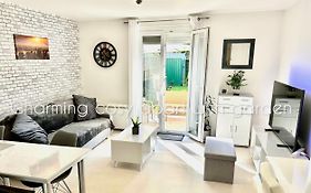 Charming Cosy Apart With Garden Free Parking